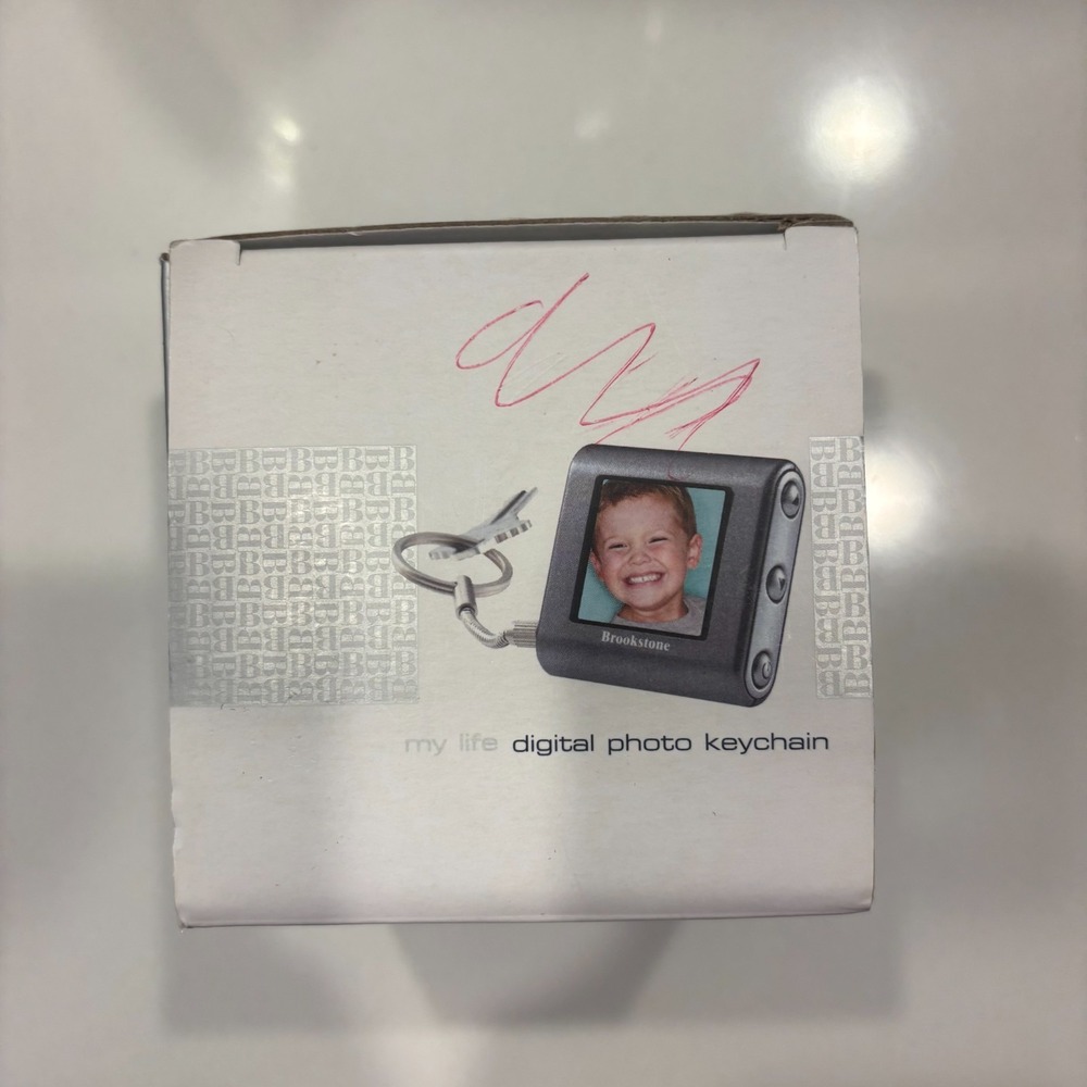 Brookstone My Life Digital Photo Keychain Picture Display USB Rechargeable - Picture 5 of 6